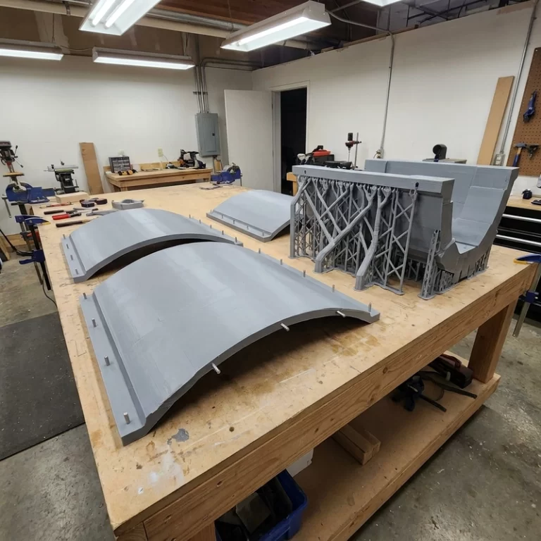 large-format 3D printing distortion control with segmented model supports and alignment pins
